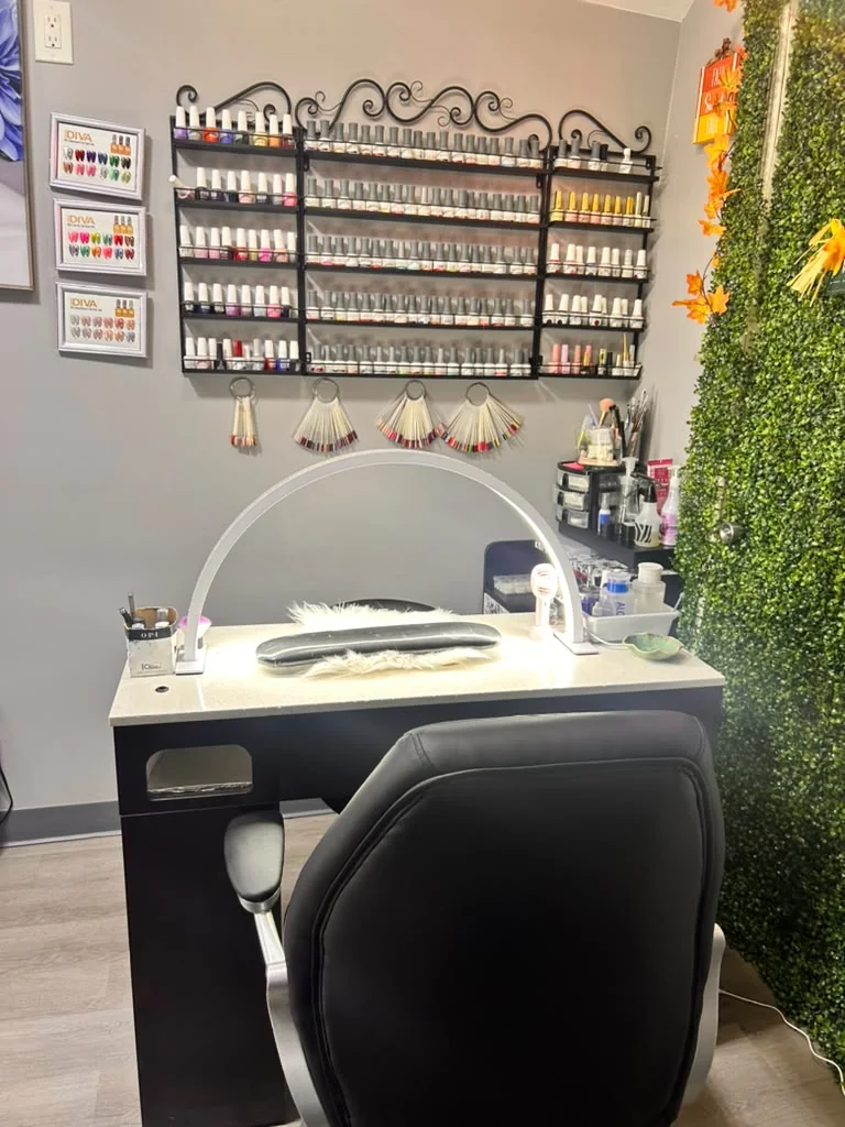 New Style nail station with manicure desk and polish collection